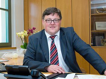 Ein Foto aus besseren Zeiten: Matthias Schneiderbanger am Bürgermeister-Schreibtisch  Foto: J. Michel/Archiv