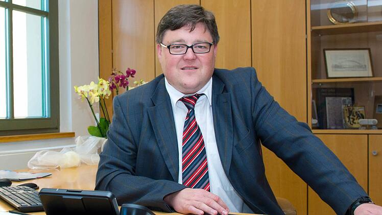Ein Foto aus besseren Zeiten: Matthias Schneiderbanger am Bürgermeister-Schreibtisch  Foto: J. Michel/Archiv