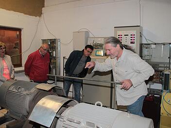 Jürgen Oberhauser (rechts) erklärt die Technik des Wasserkraftwerks. Foto: Jürgen Gärtner