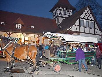 Nach der Bescherung ging es in Gundelsdorf auf die Pferdekutsche zur gemütlichen Ausfahrt durch das Dorf. Foto: Karl-Heinz Hofmann