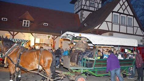 Nach der Bescherung ging es in Gundelsdorf auf die Pferdekutsche zur gemütlichen Ausfahrt durch das Dorf. Foto: Karl-Heinz Hofmann