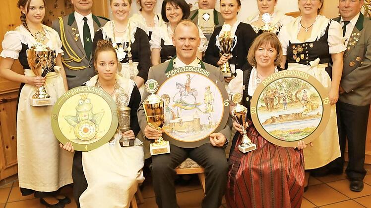Bei der Proklamation, hinten v. l.: Anna Heumann, Hans-Josef Werner, Anne Schmidt, Carola Müller, Belinda Messingschlager, Ralf Werner, Susanne Batz, Stephanie Stöhr, Angelika Batz und Georg Schmidt; vorne v. l.: Eva Heumann, Thomas Messingschlager und Christine Heumann Foto: Franz Galster