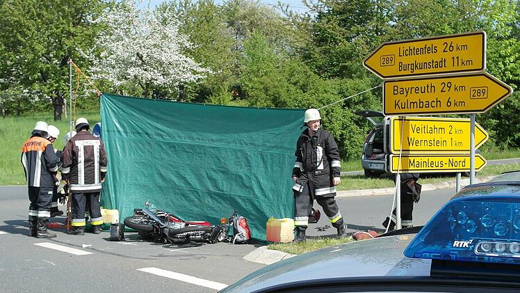Die Feuerwehr schirmte den tödlich verletzten Motorradfahrer vor Schaulustigen ab. Fotos: Peter Müller