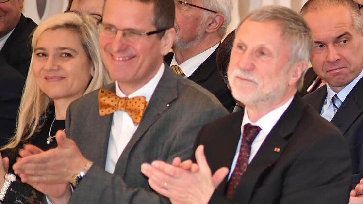 Gesundheitsministerin Melanie Huml sitzt neben Jens Eue, Vizepräsident der Notarskammer Bayern. Foto: Ronald Rinklef