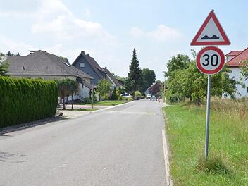 Streitfall: Wenn künftig in Neustadt Straßen - wie etwa erst jüngst die Bettelhecker Straße - ausgebaut werden, sollen nach einem Urteil des Verwaltungsgerichtshofs Beiträge von den Bürgern verlangt werden. Oder müssen Beiträge verlangt werden? Darüber gibt es unterschiedliche Meinungen, auch zwischen Oberbürgermeister Frank Rebhan und dem Landtagsabgeordneten Jürgen W. Heike. Foto: Rainer Lutz