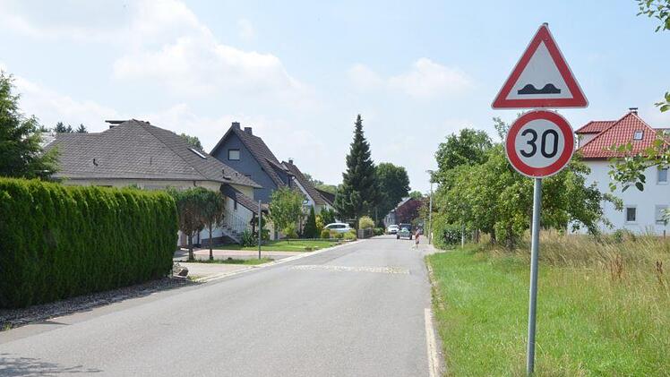 Streitfall: Wenn künftig in Neustadt Straßen - wie etwa erst jüngst die Bettelhecker Straße - ausgebaut werden, sollen nach einem Urteil des Verwaltungsgerichtshofs Beiträge von den Bürgern verlangt werden. Oder müssen Beiträge verlangt werden? Darüber gibt es unterschiedliche Meinungen, auch zwischen Oberbürgermeister Frank Rebhan und dem Landtagsabgeordneten Jürgen W. Heike. Foto: Rainer Lutz