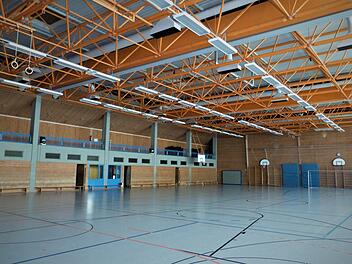Die energetische Sanierung der Dreifach-Turnhalle mit der Sanitär-, Heizungs- und Lüftungstechnik einschließlich der LED-Beleuchtung ist beschlossene Sache. Bei der Sitzung des Mittelschulverbandes Neuenmarkt-Wirsberg wurden am Mittwochabend die Ingenieur- und Architektenleistungen vergeben. Der Mittelschulverband muss hier mit Kosten von rund 600 000 Euro rechnen, die über das Kip-S Programm mit 90 Prozent gefördert werden.  Foto: Werner Reißaus