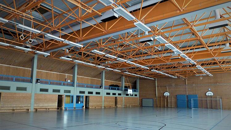Die energetische Sanierung der Dreifach-Turnhalle mit der Sanitär-, Heizungs- und Lüftungstechnik einschließlich der LED-Beleuchtung ist beschlossene Sache. Bei der Sitzung des Mittelschulverbandes Neuenmarkt-Wirsberg wurden am Mittwochabend die Ingenieur- und Architektenleistungen vergeben. Der Mittelschulverband muss hier mit Kosten von rund 600 000 Euro rechnen, die über das Kip-S Programm mit 90 Prozent gefördert werden.  Foto: Werner Reißaus