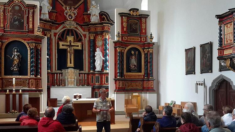 Kleine Wallfahrtskirche mit enormer Wirkung - das restaurierte Volkerser Gotteshaus machte auf die ausländischen Gäste großen Eindruck. Bei den dreisprachigen Erläuterungen herrschte andächtige Stille.Foto: Rolf Pralle