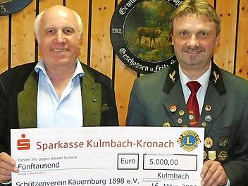 Gerhard Müller (links) übergab Vorsitzendem Harry Bauer den Spendenscheck über 5000 Euro. Foto: Horst Wunner