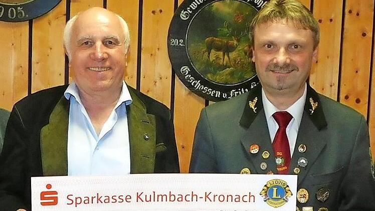 Gerhard Müller (links) übergab Vorsitzendem Harry Bauer den Spendenscheck über 5000 Euro. Foto: Horst Wunner