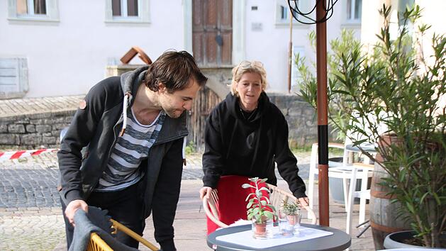 Die Wirtschaftsreferenten Christine Martin und Johannes Wolf richten ihre Wirtschaft her. "angerWein" hatte bereits am Mittwoch geöffnet und gleich 15 Vorbestellungen. Es wurde ein fröhlicher Abend. Foto: Thomas Malz