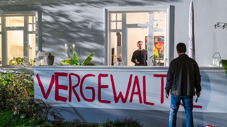 Dennis Bruck (Mathis Reinhardt) soll Lars Herolds (Johannes Kienast, rechts) Ehefrau vergewaltigt haben. Ist er nur auf freiem Fu&szlig;, weil die Justiz zu langsam war?