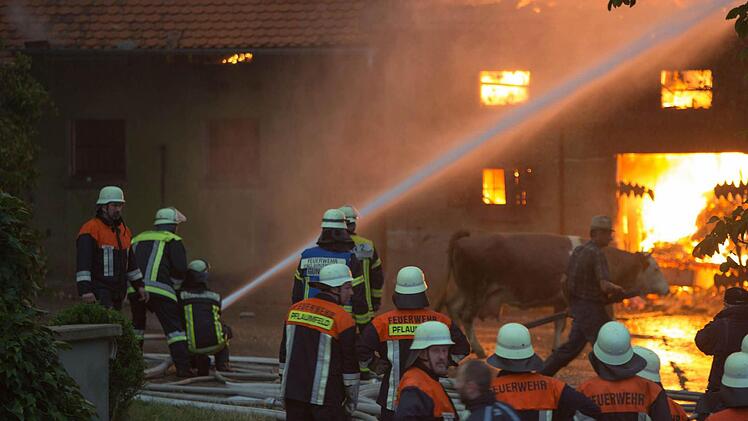Am Dienstagnachmittag (06.08.2013) kam es in Aha zu einem Vollbrand einer Scheune. Der Brand wurde durch einen Blitzschlag ausgeloest. In der Scheune befanden sich zahlreiche Rinder, die aber noch rechtzeitig aus den Flammen befreit werden konnten. Personen kamen nach ersten Aussagen nicht zu Schaden. Insgesamt waren 150 Feuerwehrleute im Einsatz. Foto: News5 / Goppelt