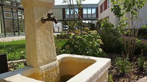 Ein Brunnen ziert den Garten.