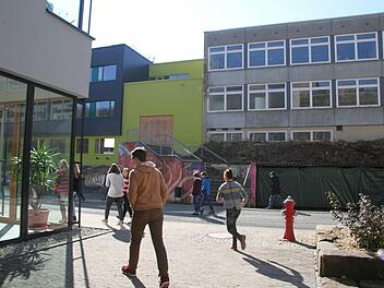 auf der derzeit freien Fläche zwischen Cafeteria, C-Bau und Fachklassentrakt wird die neue Pausenhalle mit Bibliothek und Zusatzräumen entstehen. Alle Gebäude werden durch kurze Wege mit dem historischen Altbau verbunden. Fotos: Sonja Adam
