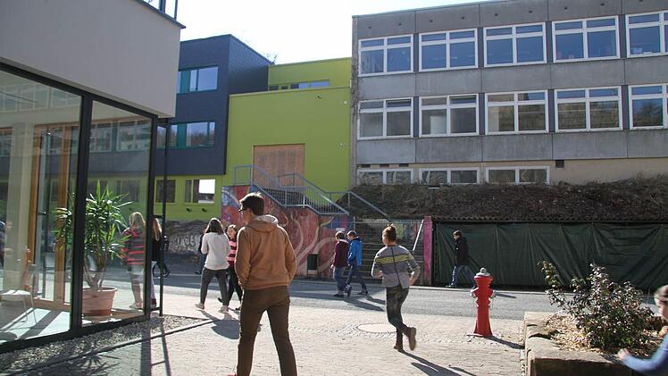 auf der derzeit freien Fläche zwischen Cafeteria, C-Bau und Fachklassentrakt wird die neue Pausenhalle mit Bibliothek und Zusatzräumen entstehen. Alle Gebäude werden durch kurze Wege mit dem historischen Altbau verbunden. Fotos: Sonja Adam