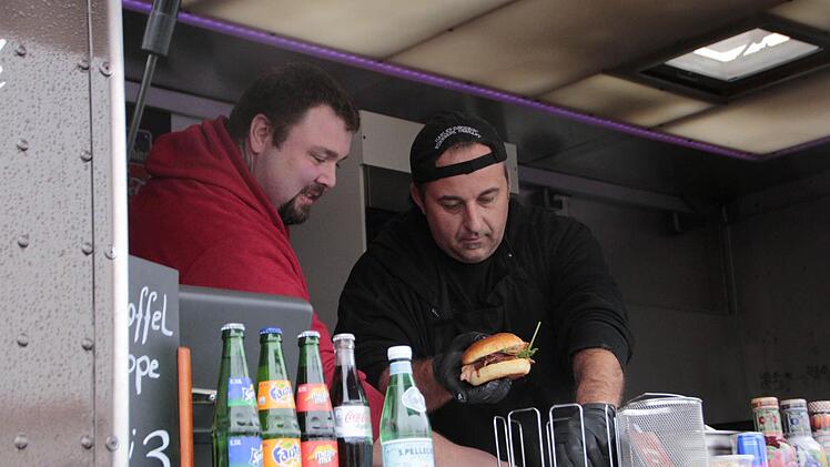 Steffen Schachler (l.) und Robert Zibert von den "Koch Rockers" bereiten ein Sandwich zu.  Foto: Jennifer Hauser