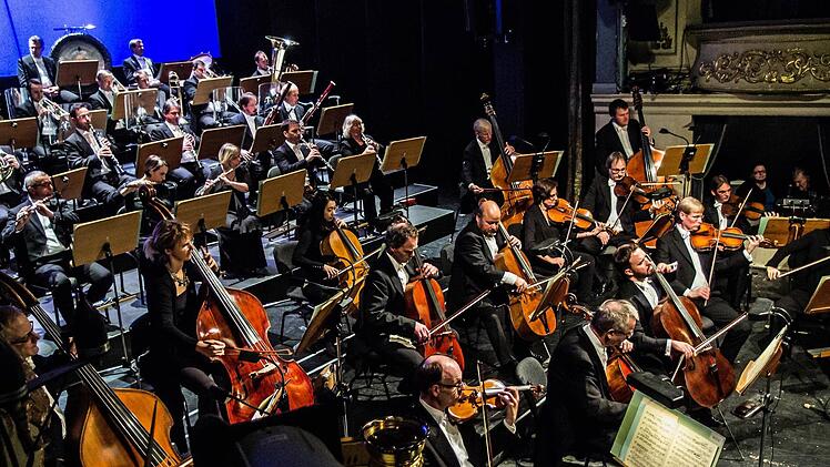Unter der Leitung von Coburgs Generalmusikdirektor Roland Kluttig interpretierte das Philharmonische Orchester des Landestheaters Werke von Tschaikowsky ud Prokofjew. Foto: Jochen Berger
