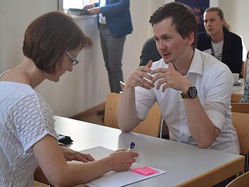 Viele Gespräche, interessante Führungen, erste Kontakte zu möglichen Arbeitgebern: Beim Karrierewochenende soll gezeigt werden, welch guten beruflichen Perspektiven es im Coburger Land gibt. Unser Bild zeigt Stefan Eichhorn, seinen Freunden, die aus Coburg und Sonneberg stammen, folgen möchte. Foto: Daniela Pondelicek