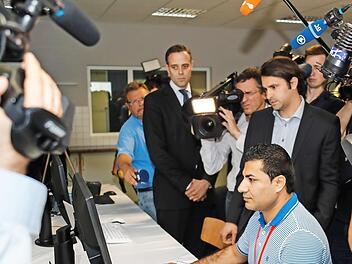 Den Sprachcomputer auszutricksen, ist kaum möglich: Der arabische Muttersprachler Emad Esser testet die neue Identifizierungssoftware aus Bamberg.   Fotos: Matthias Hoch
