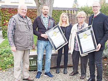 Stellvertretend f&uuml;r die ehrenamtlichen Wanderwegewarte nahmen Peter Tremel vom Rennsteigverein, Oliver Hemmer, Silke Reg und Annemarie Tremel den Dank von Landrat Christian Mei&szlig;ner entgegen. Foto: LRA