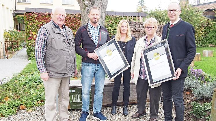 Stellvertretend f&uuml;r die ehrenamtlichen Wanderwegewarte nahmen Peter Tremel vom Rennsteigverein, Oliver Hemmer, Silke Reg und Annemarie Tremel den Dank von Landrat Christian Mei&szlig;ner entgegen. Foto: LRA