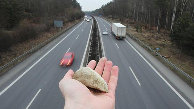 Es gibt bereits eine eigene Ermittlungskommission, die wegen versuchten Mordes ermittelt. Doch am Samstag flog schon wieder ein Stein bei Erlangen von einer Br&uuml;cke und traf ein Auto. Symbolbild: Michael Gr&uuml;ndel