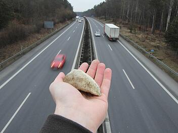 Es gibt bereits eine eigene Ermittlungskommission, die wegen versuchten Mordes ermittelt. Doch am Samstag flog schon wieder ein Stein bei Erlangen von einer Brücke und traf ein Auto. Symbolbild: Michael Gründel