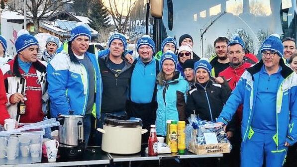 Die 50. Tagesskifahrt des Skiclubs H&ouml;chstadt wurde auf dem Parkplatz in Leogang feucht-fr&ouml;hlich ausklingen lassen.  Fotos: Skiclub H&ouml;chstadt