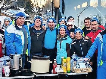 Die 50. Tagesskifahrt des Skiclubs Höchstadt wurde auf dem Parkplatz in Leogang feucht-fröhlich ausklingen lassen.  Fotos: Skiclub Höchstadt