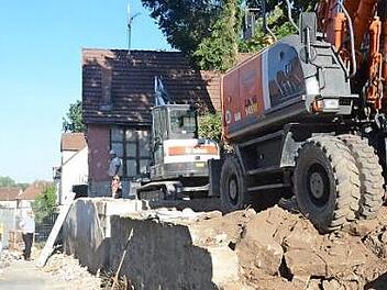 Bürgermeister Egon Herrmann (links) überzeugt sich in Hummendorf vom Fortschritt beim Abriss eines Anwesens an der Ortsdurchfahrt, wodurch die Straße erweitert werden kann.  Foto: K.-H. Hofmann