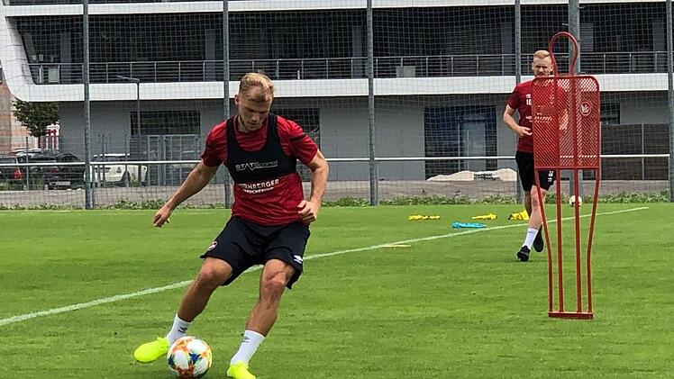 Er soll eine Führungsrolle in der Mannschaft des 1. FC Nürnberg übernehmen: Johannes Geis (links) beim ersten Training am Valznerweiher. Foto:  1. FC Nürnberg