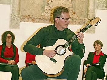 Der Gitarrist Thomas Schaller griff in seinen Eigenkompositionen Volkslied-Themen auf und ließ verwandte Klangelemente einfließen.  Foto: hs