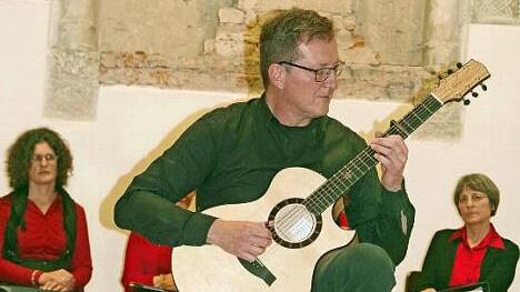 Der Gitarrist Thomas Schaller griff in seinen Eigenkompositionen Volkslied-Themen auf und ließ verwandte Klangelemente einfließen.  Foto: hs