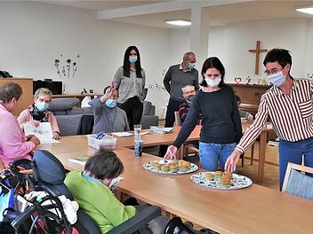 Selbstgebackene Muffins reichten Monika Fella (rechts), Aufsichtsratsvorsitzende der Lebenshilfe Bad Kissingen, und Tene-Leiterin Christina Leurer den Besuchern der Tageseinrichtung. Hinten im Bild: Sozialpflegerin Sabine Kastner und Lebenshilfe-Vorsitzender Alex Iffert. Sigismund von Dobschütz