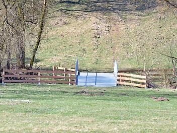 Damit die Brücke, die bei Almerswind in Richtung Weißenbrunn vorm Wald über die Itz führt, für Schafe sicherer begehbar wird, bekommt sie nun eine Auflage mit Stallgummimatten.