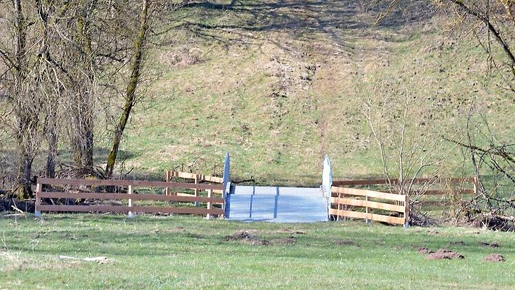 Damit die Br&uuml;cke, die bei Almerswind in Richtung Wei&szlig;enbrunn vorm Wald &uuml;ber die Itz f&uuml;hrt, f&uuml;r Schafe sicherer begehbar wird, bekommt sie nun eine Auflage mit Stallgummimatten.