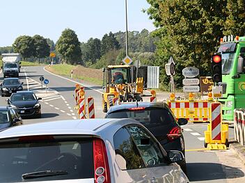 Am Ortsausgang von Lösau in Richtung Kronach steht seit Anfang der Woche auf der Bundesstraße eine Ampel. Foto: Jürgen Gärtner