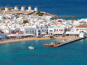 Die weiß getünchten Windmühlen, die auf einem Hügel mit Blick auf Mykonos-Stadt aufgereiht sind, sind das Wahrzeichen der Insel.