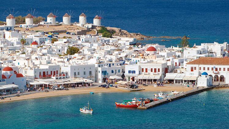 Die weiß getünchten Windmühlen, die auf einem Hügel mit Blick auf Mykonos-Stadt aufgereiht sind, sind das Wahrzeichen der Insel.