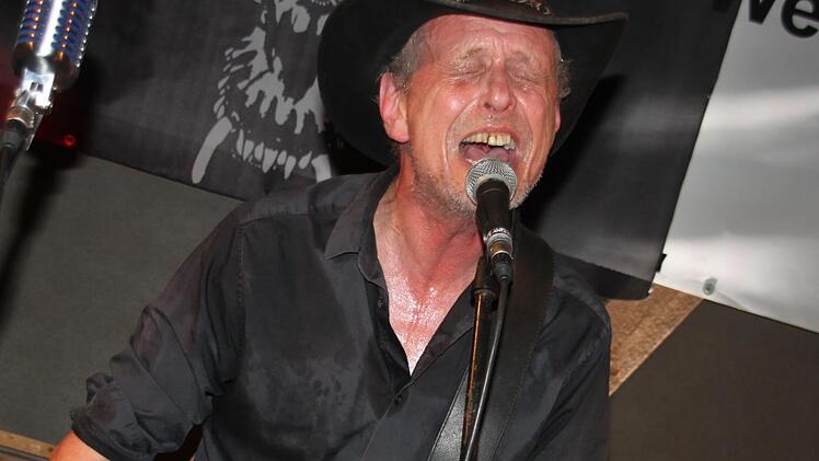 Beim Seubersdorfer Scheunafestival sang sich Mäkkelä famos den Kummer von der Seele. Am 15. November können die Fans in der Burgkunstadter Kleinkunstkneipe „Rösla“ ein Wiedersehen mit ihrem Idol feiern.