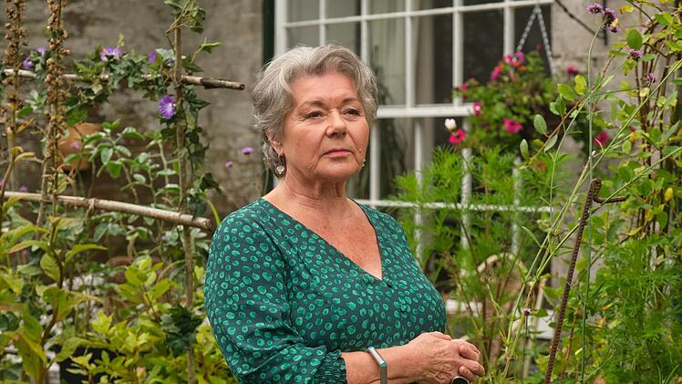 Anne Lloyd (Barbara Flynn) ist einsam, also probiert die Seniorin Online-Dating aus.