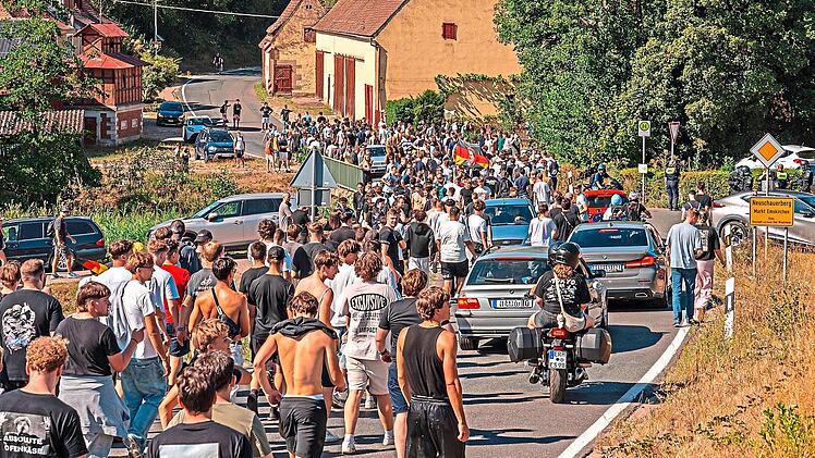 Am Samstag 8. August, sind rund 3500 Menschen zum &bdquo;Schanzenfest&ldquo; nach Emskirchen gepilgert. Ihr Ziel war das ehemalige Wohnhaus des als &bdquo;Drachenlord&ldquo; bekannten Youtubers Rainer Winkler.Ferdinand Merzbach/News5