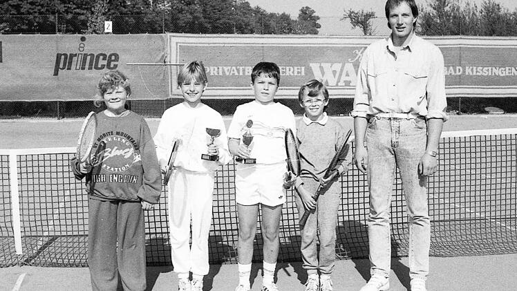 Bei den Sch&uuml;lermeisterschaften im Tennis des FC Poppenroth gibt es Urkunden und Pokale f&uuml;r die Besten. Unser Bild zeigt (von links) Eva-Marie Albert, Daniela Pfrang, Steffen Kohl, Sandro Link und Jugendleiter Hans-Peter Schmitt.