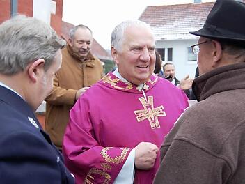 Zahlreiche Thulba beglückwünschten Pfarrer Mauer zu dessen seltenem Jubiläum.  Foto: Günther Straub