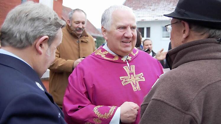 Zahlreiche Thulba beglückwünschten Pfarrer Mauer zu dessen seltenem Jubiläum.  Foto: Günther Straub