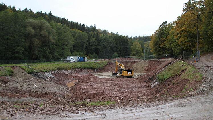Hier entsteht ein Regenrückhaltebecken.