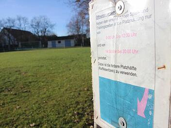 Regelung: Die Öffnungszeiten für den alten Sportplatz in Willanzheim sind an einem kleinen Schild befestigt.