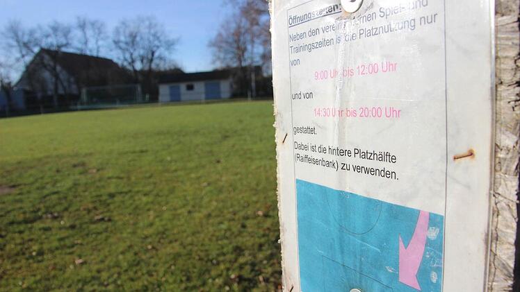 Regelung: Die Öffnungszeiten für den alten Sportplatz in Willanzheim sind an einem kleinen Schild befestigt.